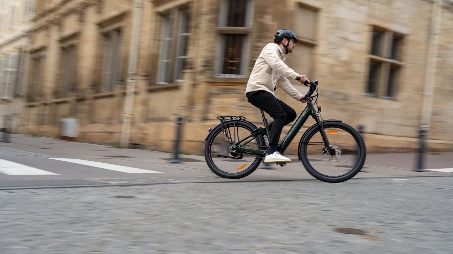 Moustache Mardi 27.6 beeld